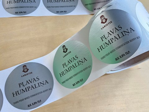 etiķešu uzlīmju druka uz metāliskas līmplēves fleksogrāfijā