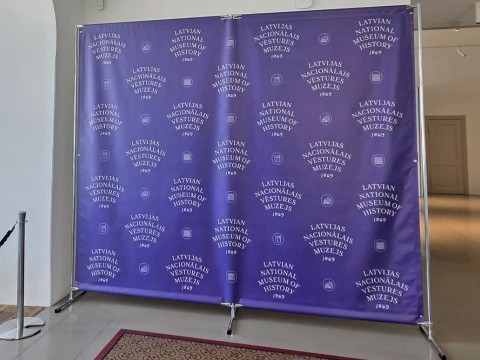 Fotosienas stends ar banera druku