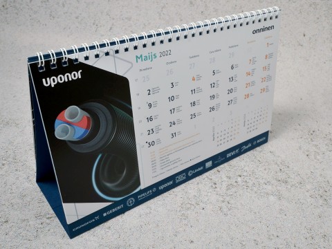 Galda kalendārs ar zilu pamatni