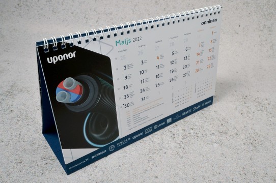 Galda kalendārs ar zilu pamatni